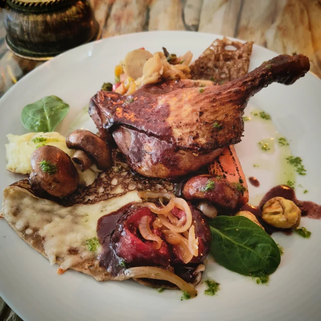 Galette de muslo de pato.
Reserva tú mesa.

#celicidad_singlu #girona #barcelona #foodie #foodgasm #foodblogger #cheflifestyle #palamos #foodlovers #foodporn #santfeliudeguixols #food #buenacomida #galettes #comer #crepes #crepe #mar #restaurante #costabrava #playadearo #playadearo365