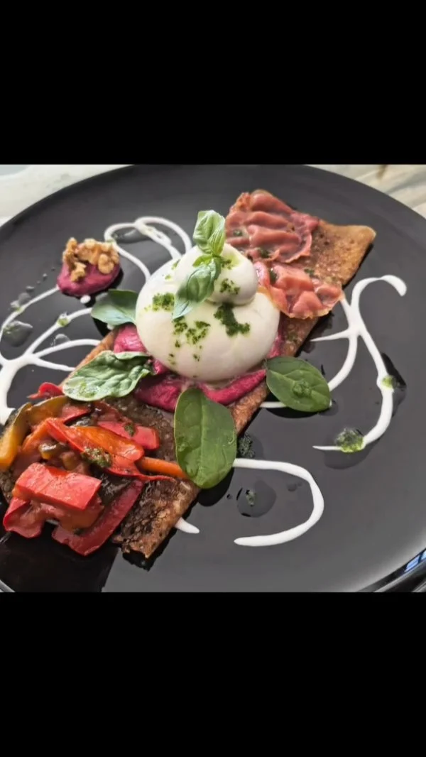 Presentamos nuestra creación más sofisticada: burrata fresca, jamón salado y albahaca fresca sobre una base de ratatouille y crema de remolacha. Un verdadero lujo en plato diseñado por nuestro maître crêpier para ofrecer un equilibrio perfecto de frescura, textura y sabor artesanal. Una propuesta exclusiva de Crepes Du Monde.#celicidad_singlu #girona #barcelona #foodie #palamos #foodlovers #santfeliudeguixols #galettes #comer #crepes #restaurante #costabrava #playadearo