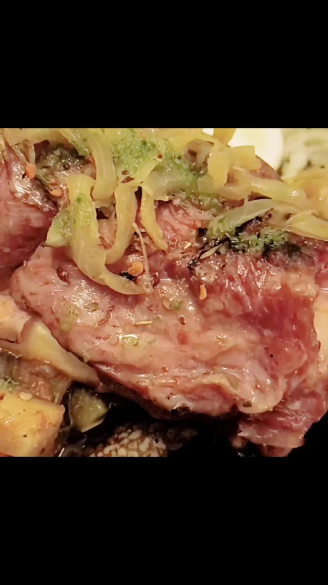 Galette de jarret de porc chez Crêpes Du Monde. Pâte de sarrasin croustillante, jarret tendre, oignon doré et œuf grillé.Tout notre menu est 100% sans gluten, accrédité par l'Associació de Celíacs de Catalunya pour l'année 2026. Gastronomie artisanale locale au cœur de Platja d'Aro.#crepesdumonde #singluten #singluten #platjadaro #costabrava #celiacs #glutenfree #galette #codillo #gastronomia #girona