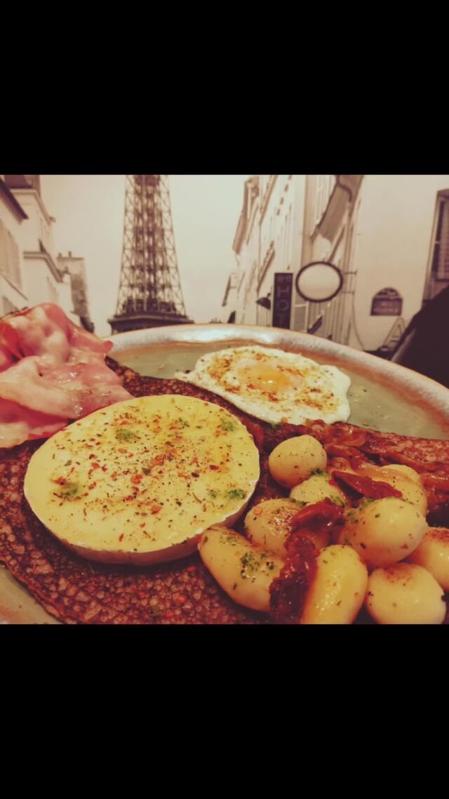 #girona #barcelona #foodie #foodgasm #foodblogger #cheflifestyle #palamos #foodlovers #foodporn #santfeliudeguixols #food #buenacomida #galettes #comer #coches #crepes #crepe #mar #restaurante #costabrava #playadearo #platjadaro