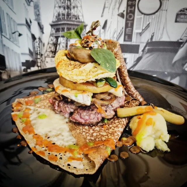 AMERICANA. Une autre façon de manger un hamburger. #celicidad_singlu #girona #barcelona #foodie #foodgasm #foodblogger #cheflifestyle #palamos #foodlovers #foodporn #santfeliudeguixols #food #buenacomida #galettes #comer #crepes #crepe #mar #restaurante #costabrava #playadearo