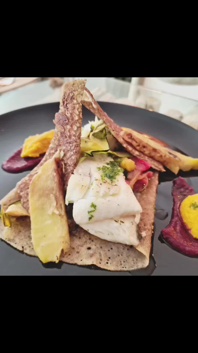 Nuestra propuesta Italiana presenta una combinación de bacalao tierno y mozarela sobre una base de ratatouille de verano y puré de remolacha. Un concepto de autor que define el lujo en plato a través de la técnica de nuestro maître crêpier. Una experiencia gastronómica disponible en Crepes Du Monde.#celicidad_singlu #girona #barcelona #foodie #palamos #foodlovers #santfeliudeguixols #galettes #comer #crepes #restaurante #costabrava #playadearo