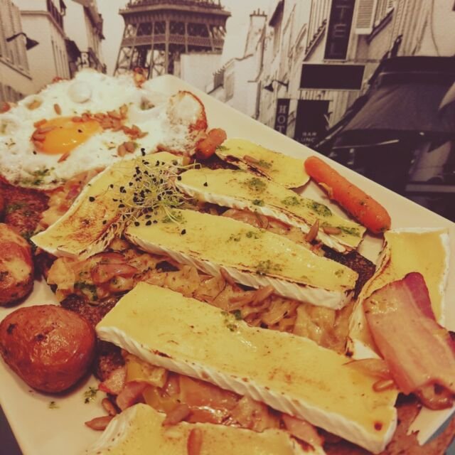 Crepe con camembert. No lo puedes perder. Increíble. 🤩😋

 #girona #barcelona #foodie #foodgasm #foodblogger #cheflifestyle #palamos #foodlovers #foodporn #santfeliudeguixols #food #buenacomida #galettes #comer #coches #crepes #crepe #mar #restaurante #costabrava #playadearo #platjadaro