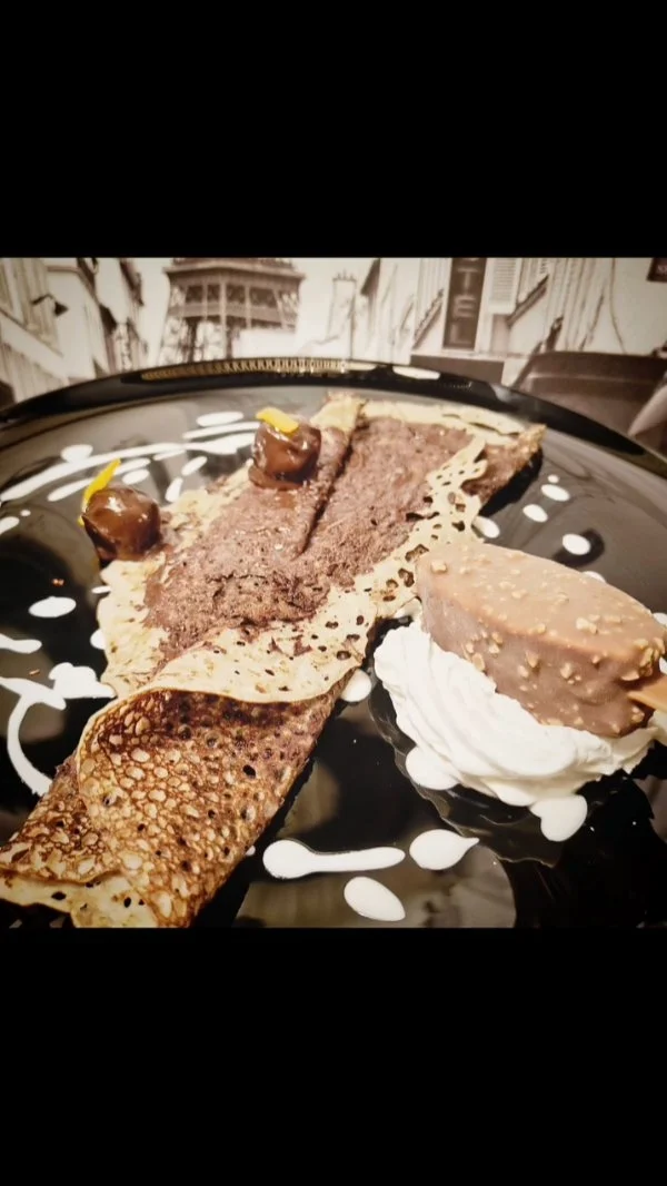¿Crepe de chocolate negro? Sí. ¿Helado? También. ¿Nata? ¡Claro que sí! 😋 La combinación perfecta de texturas y temperaturas para endulzar tu día.#celicidad_singlu #girona #barcelona #foodie #palamos #foodlovers #santfeliudeguixols #galettes #comer #crepes #restaurante #costabrava #playadearo