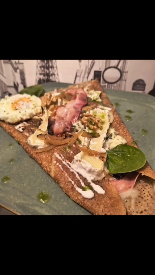 Bacon, jamón, huevo y tres quesos. Armonía perfecta al ritmo del swing. ¡Solo en Crepes Du Monde!#celicidad_singlu #girona #barcelona #foodie #palamos #foodlovers #santfeliudeguixols #galettes #comer #crepes #restaurante #costabrava #playadearo